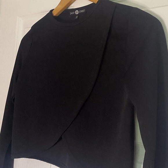 Black Polyester High/Low Crop Top. Size 4. - Picture 5 of 5